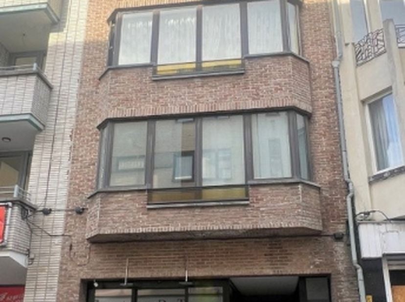 &amp;nbsp;INSTAPKLAAR&amp;nbsp;VERZORGD APPARTEMENT&amp;nbsp;<br />
3 de verd met lift&amp;nbsp;&amp;nbsp;<br />
ZEER VERZORGD&amp;nbsp;<br />
Inkomhal, gezellige living met