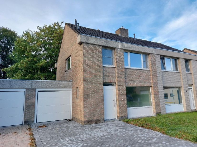 Deze woning is gelegen in een doodlopende straat op fietsafstand van de Brugse binnenstad en werd volledig opgefrist ; geschilderd, nieuwe badkamer,..