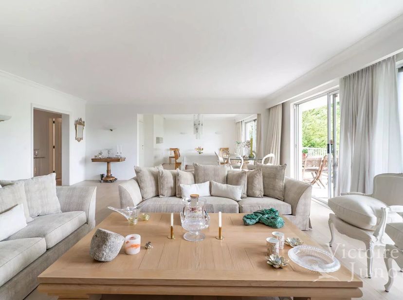 Victoire Junot biedt u dit prachtig volledig gerenoveerde appartement met 4 gevels aan met een oppervlakte van ± 305 m² + terras en onafhankelijke stu