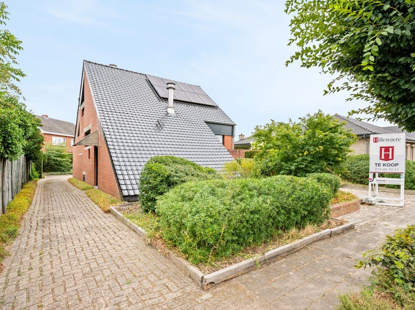 Deze vrijstaande woning bevindt zich op een toplocatie in het groene Kasterlee, in een rustige woonomgeving op een oostgericht perceel van ca. 614 m².