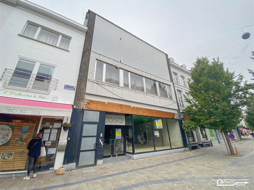VERVIERS, situé dans le centre ville, surface commerciale total de 450m2 , composé au rez de chaussée d'une surface de 261m², au palier inférieur de 9