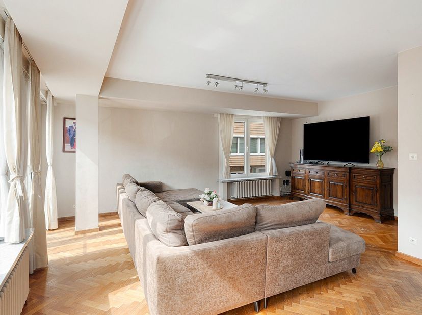 Op een rustige, centrale ligging in het centrum van Heist-aan-Zee bevindt zich deze perfect onderhouden hoekwoning. Uitstekend gelegen in de nabijheid