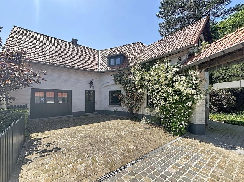Située dans une co-propriété rare de plus de 2 hectares aux arbres centenaires, cette maison remplie d'histoire et   de charme d'une superficie de ± 2