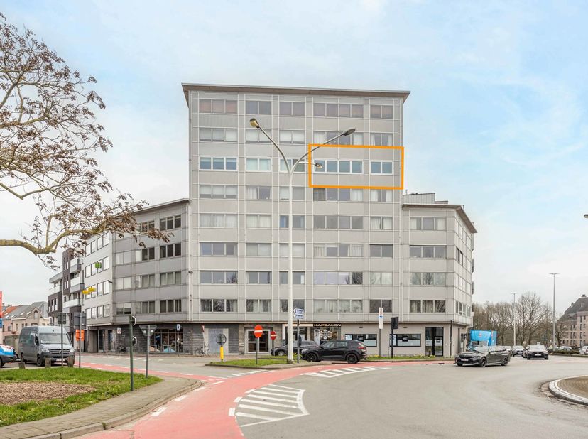 Dit perfect gerenoveerd pareltje is gelegen op de zesde verdieping in een gebouw met lift en werd recentelijk totaal gerenoveerd. Het appartement omva