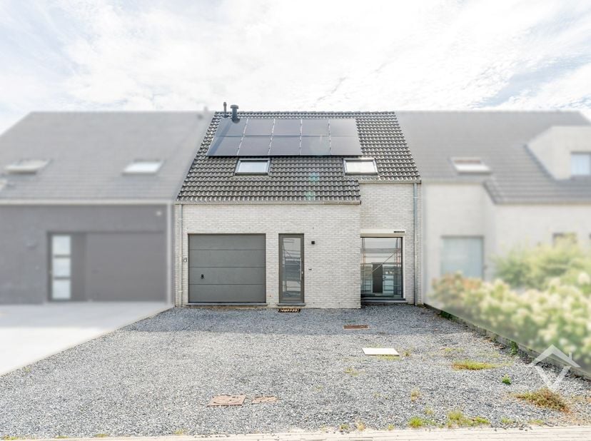 Deze recente en instapklare woning (bouwjaar 2022) is gelegen in een rustige straat op De Mokker in Koekelare. Dankzij de nabijheid van scholen, bakke