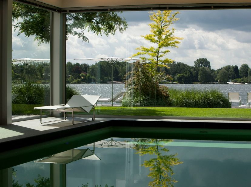 Wil u ook iedere dag het vakantiegevoel beleven en wonen aan een fantastisch privé meer van 95ha? Een zeldzame parel op een unieke locatie.<br />
<br