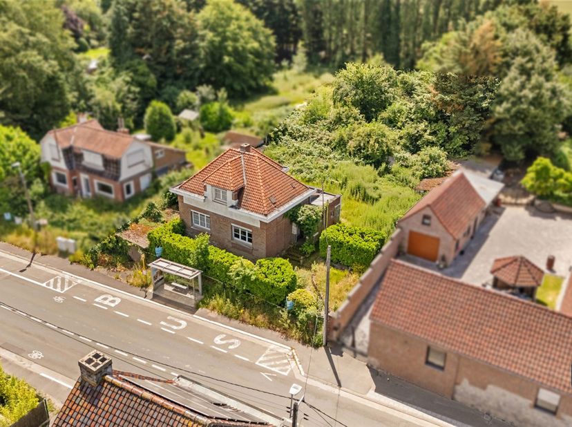 Deze te renoveren woning met aangename tuin is mooi en goed gelegen en biedt enorm veel potentieel. <br />
Omheinde tuin, handige oprit, en een degel