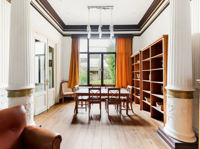 Immeuble de rapport rénové - 4 unités reconnues à l'urbanisme<br />
+rez-de chaussée: Appt de +-/130 m2 avec 2 chambres (dont 1 en mezzanine) + bureau