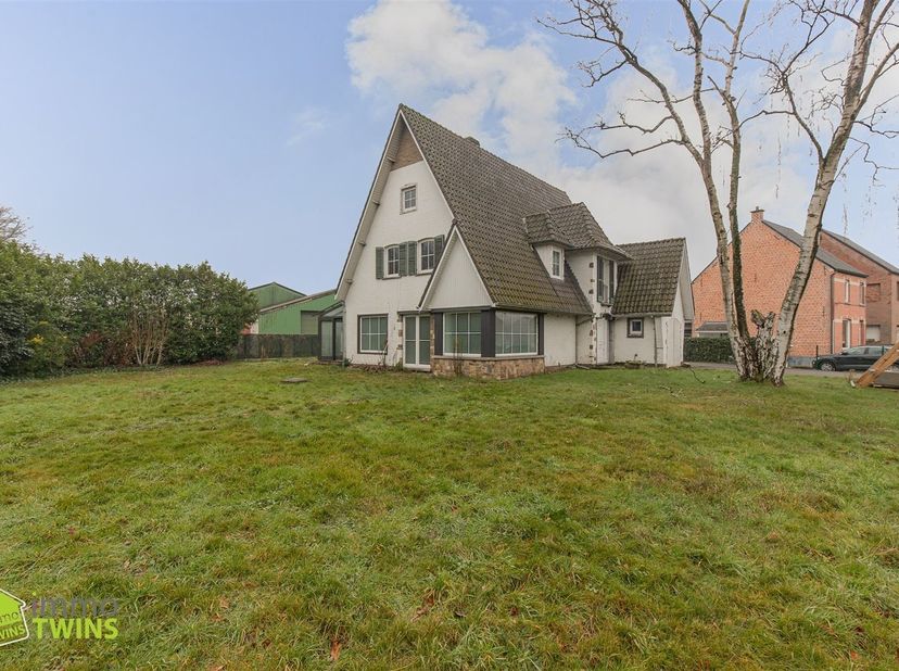 Statige villa met uitzonderlijk potentieel op toplocatie in Berlare<br />
Ontdek deze karaktervolle te renoveren villa op een ruim perceel van maar l