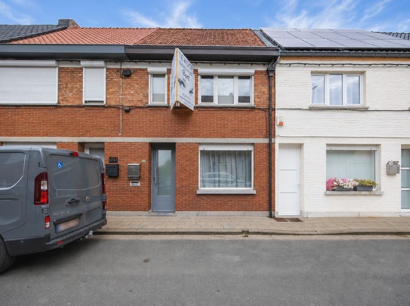 Op zoek naar een woning die u volledig naar eigen smaak kunt renoveren en inrichten? Deze woning in Hamme biedt een mooie basis, een aangename buitenr