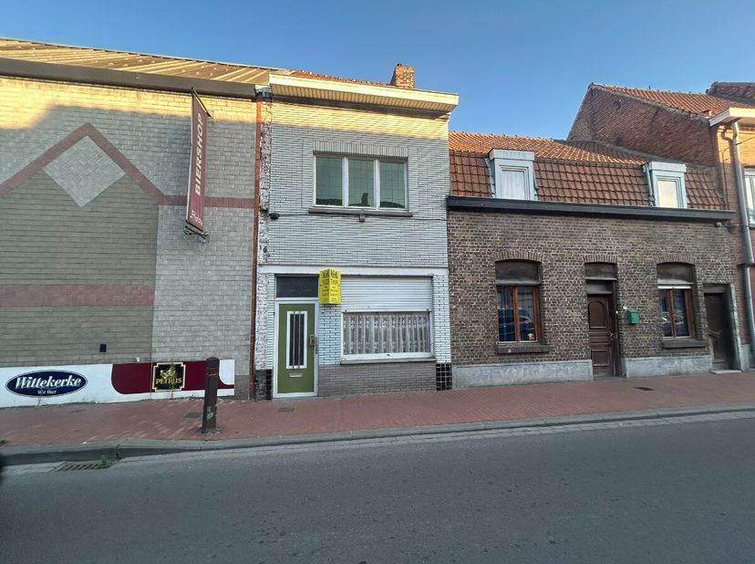Woning met 4 slaapkamers en uitwegIndelinggelijkvloers: inkomhal, living met open keuken, wasplaats en badkamereerste verdiep: 2 slaapkamerstweede ver
