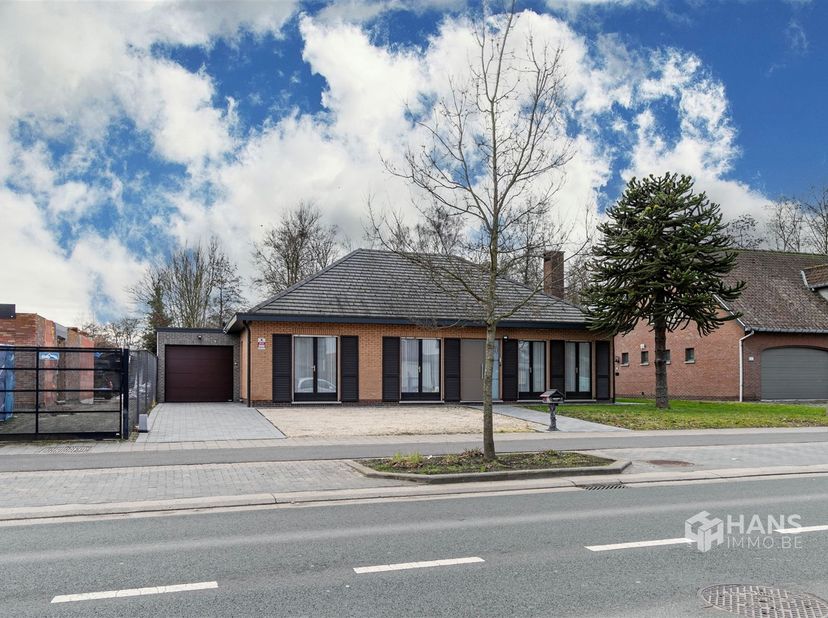 Instapklare laagbouwvilla (178 m²) met 4 slaapkamers, garage en tuin (335 m²) in Edegem.<br />
<br />
Dankzij de centrale ligging heb je hier alle v