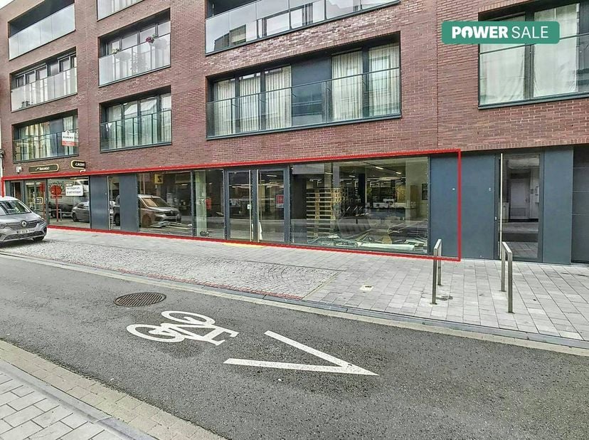 Het handelspand bestaat uit een beschikbare winkelruimte van ca. 1200m², voorzien van een polybetonvloer, verlichting, warmteblazers, bergruimte en sa