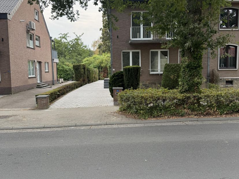 Deze recent gerenoveerde woning met 4 slaapkamers, ruime tuin en garage is gunstig gelegen aan de Eikenlaan 17 in Bilzen. Hier geniet je van een rusti