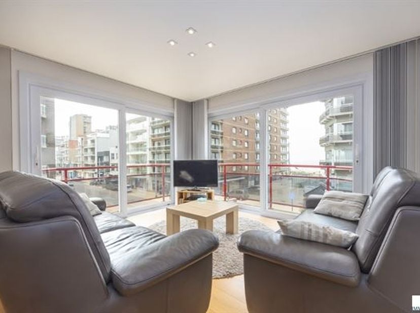 Zonnig en gemeubeld  hoekappartement met zijdelings zeezicht midden in het winkelcentrum. Topligging vlakbij het nieuwe casino, de zeedijk en het geme