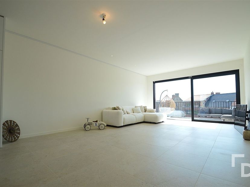 In het hart van Langemark bevindt zich dit recente nieuwbouwappartement, waar comfort en licht centraal staan. <br />
<br />
De leefruimte baadt in