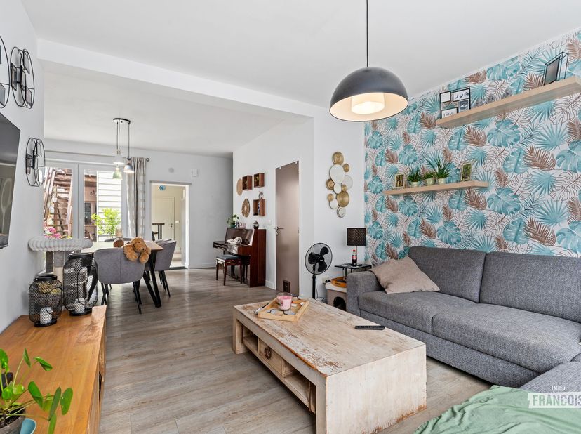 Instapklare, modern gerenoveerde woning in Bredene<br />
In de Nukkerstraat te Bredene bevindt zich deze instapklare, modern gerenoveerde woning met e