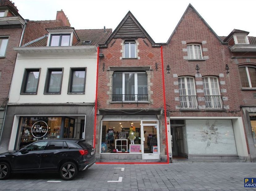 Très bonne situation commerciale, dans une rue prisée de l'hypercentre, agréable immeuble de commerce et d'habitation, magasin et/ou bureaux au rez, a