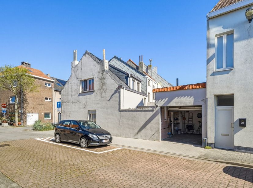Bent u op zoek naar een woning met ruimte, potentieel en een gunstige ligging nabij de kust? Deze hoekwoning in Bredene biedt tal van mogelijkheden vo