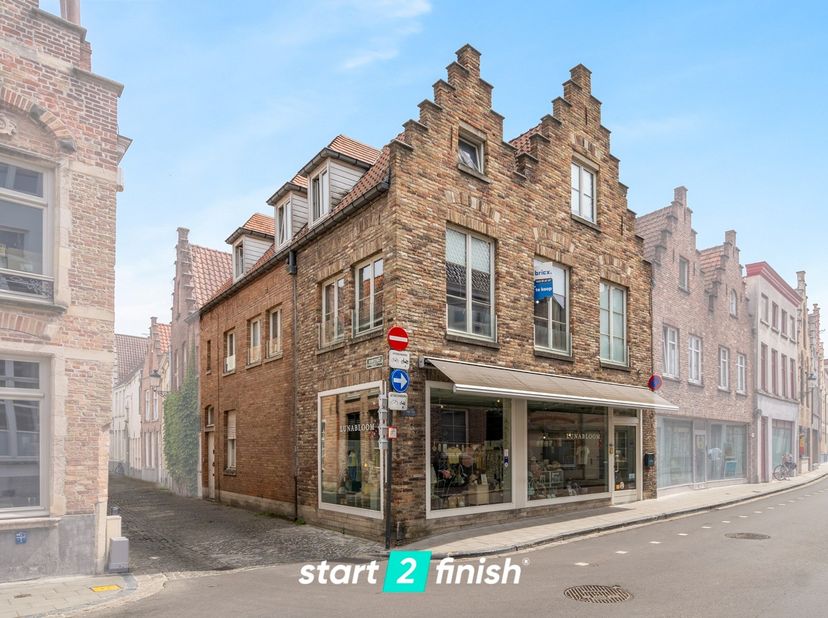 bezoek geheel vrijblijvend op 29 augustus 11 h - 12 h <br />
<br />
Wie zoekt een  investering te Brugge centrum. <br />
Ruim 5 slaapkamer appartement