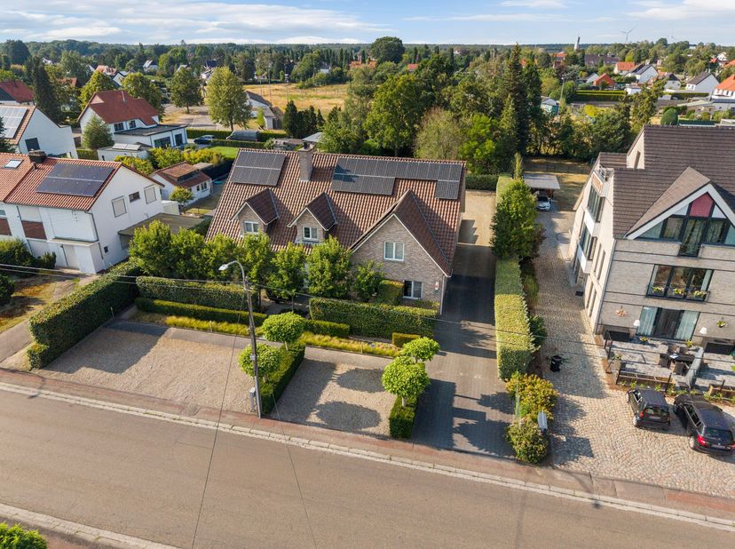 Bent u op zoek naar een uitzonderlijke eigendom waar comfortabel wonen en professioneel ondernemen perfect samengaan? Dan is deze ruime villa aan Crae