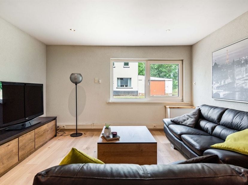 Deze woning geniet van een gunstige ligging in Tessenderlo-Ham, vlak bij de E313. Dankzij de vlotte verbindingen bereikt u eenvoudig omliggende steden