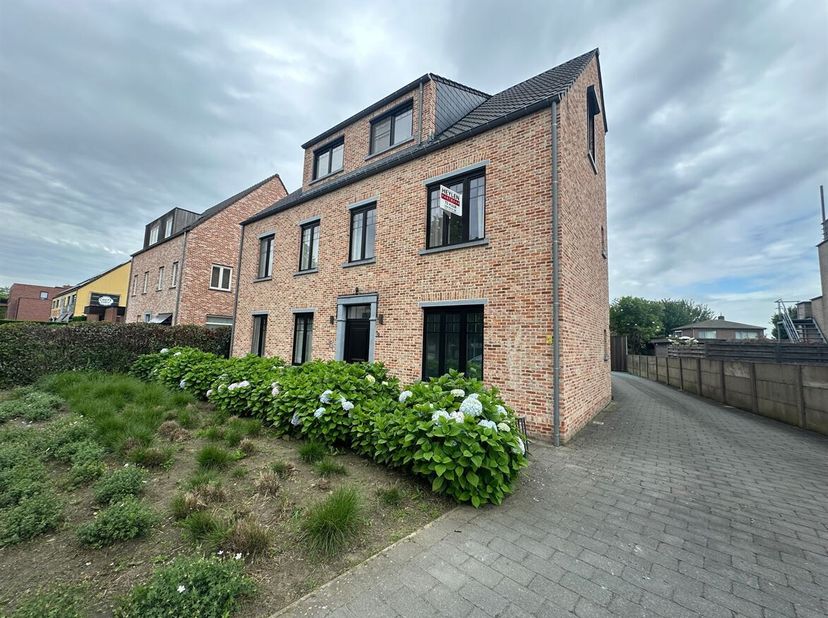 Appartement 2 chambres avec terrasse <br />
En entrant dans l'appartement, vous découvrez un agréable espace de vie baigné de lumière naturelle. La cu