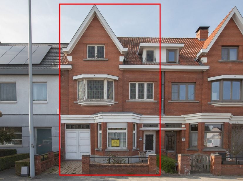 BURGERWONING - <br />
<br />
Te renoveren woning met veel potentieel gelegen te Brugge (Sint-Michiels), Torhoutse steenweg 350. <br />
<br />
Grondopp