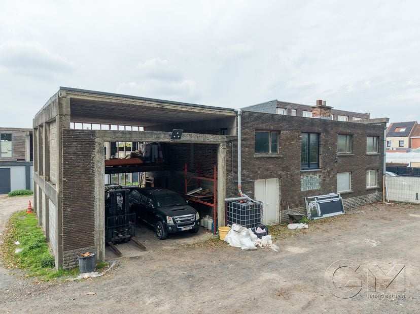 Situé au fond d'une voie sans issue, immeuble aux beaux volumes aménageable selon vos besoins.<br />
 Particularités   : ensemble immobilier RARE à la
