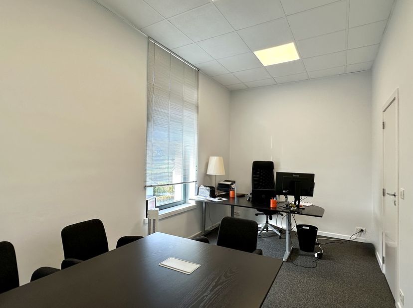 LASNE, Ohain. A proximité du centre de Lasne et du Messager de Bruxelles. Espace BUREAUX (± 55 m²) idéalement situé sur une chaussée de passage, a pro