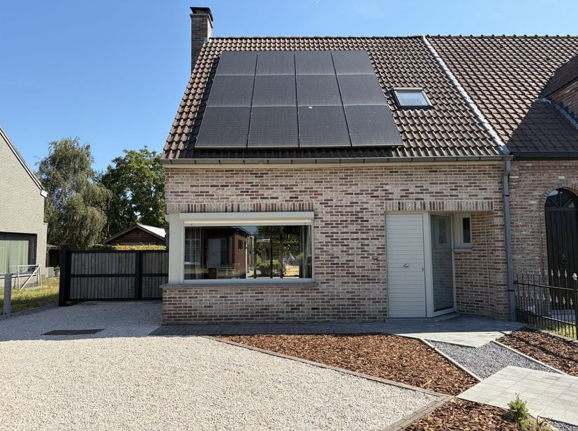 Gelegen in de rustige en aangename Jasmijnstraat te Lovendegem, geniet deze woning van een residentiële ligging met een vlotte bereikbaarheid. In de d