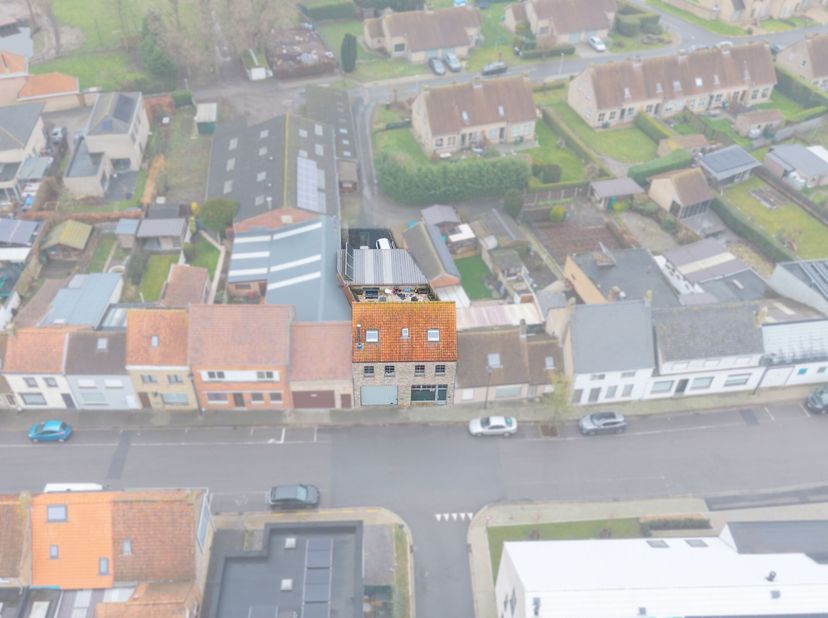 Op zoek naar een instapklare woning te koop in het centrum van Alveringem met uitzonderlijk veel ruimte en praktische mogelijkheden? Deze ruime woning