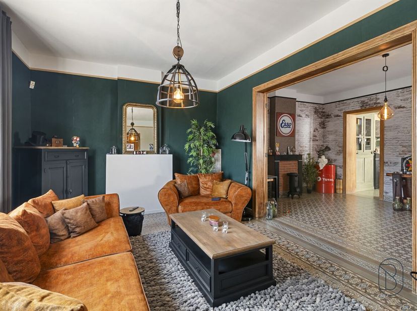 Perfect gelegen tussen stad en platteland, op enkele minuten van Doornik en alle voorzieningen, bestaat deze mooie woning, gebouwd op een perceel van