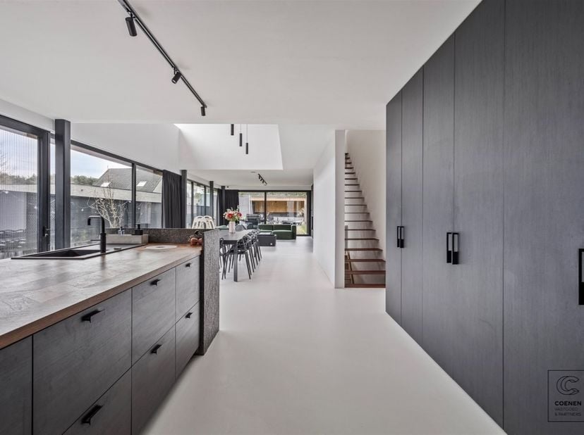 Prachtig en verder af te werken halfopen bebouwing van 320 m², met drie slaapkamers en 2 badkamers op een uiterst rustige locatie te Brecht! Bij binne