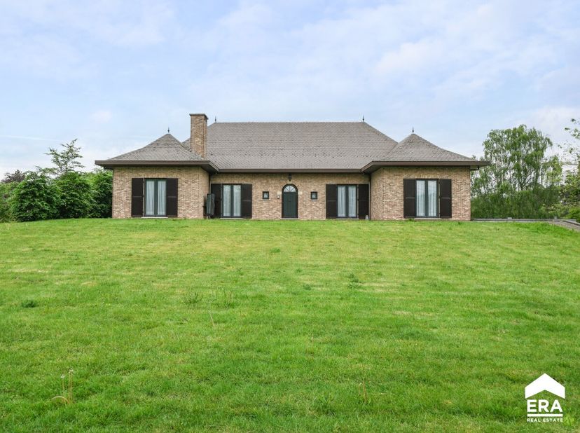 p&amp;gt;Deze charmante villa verwelkomt u met een ruime, lichtrijke indeling en een aangename leefomgeving. De rustige ligging biedt alle privacy die u z