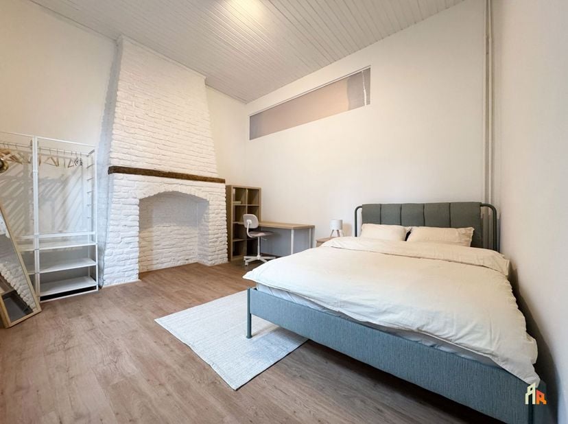 MIRROR Immobilier propose à la location une agréable chambre meublée au rez-de-chaussée d’une maison aménagée pour la colocation, en première occupati