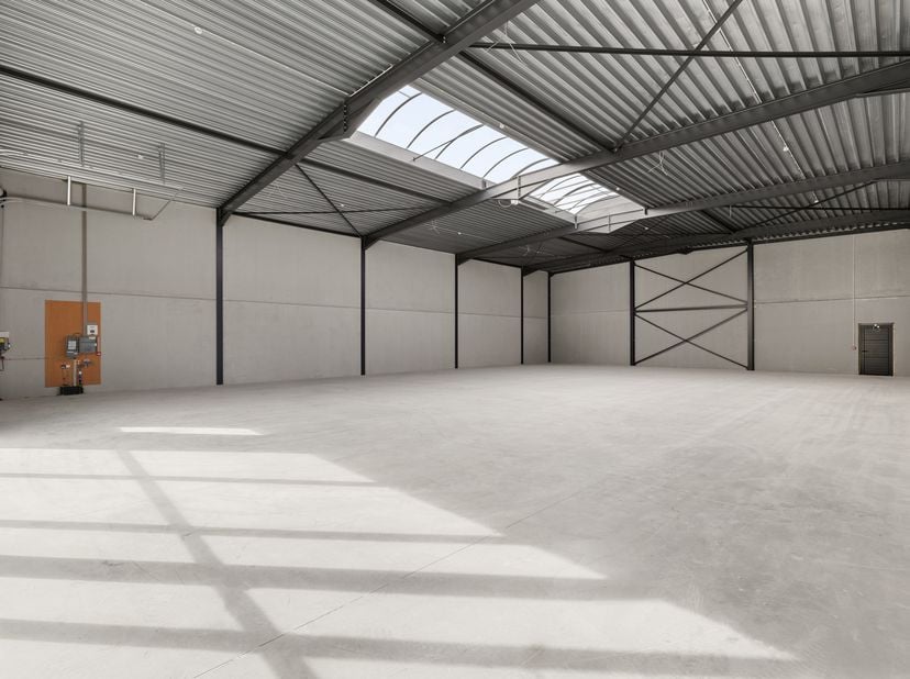 In een goed bereikbare bedrijvenzone te Oostkamp bevindt zich deze instapklare nieuwbouw KMO-unit van 312,55 m². De unit biedt een praktische en kwali