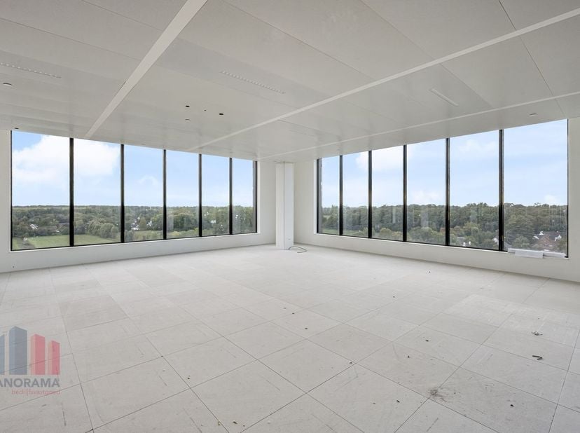 Deze nieuwbouw kantoren van maar liefst&amp;nbsp;2.429 m² zijn fenomenaal gelegen en te huur met een uitstekende zichtbaarheid langs de drukbezochte Kortr