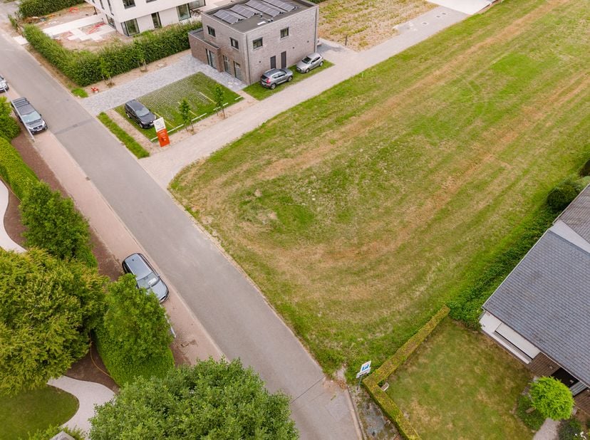 Bent u op zoek naar een ruim perceel waar wonen en ondernemen perfect gecombineerd kunnen worden? Dan biedt deze uitzonderlijke bouwgrond in de Gentst