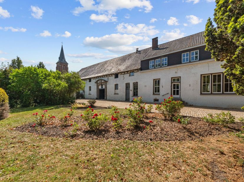 Charmante burgerwoning + aanpalenden garage/atelier/stallingen met authentieke elementen op het plein van Ghislenghien.<br />
Deze karaktervolle burge