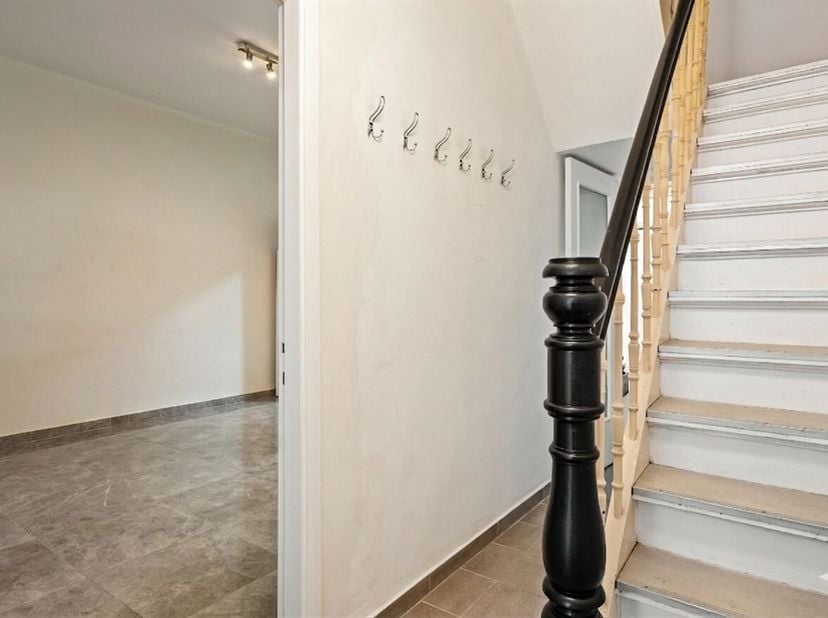Instapklare ééngezinswoning ( 120m²) met 3 slaapkamers, stadstuin en droge kelder, in rustige straat te Antwerpen!<br />
Ligging: De ligging is een ab