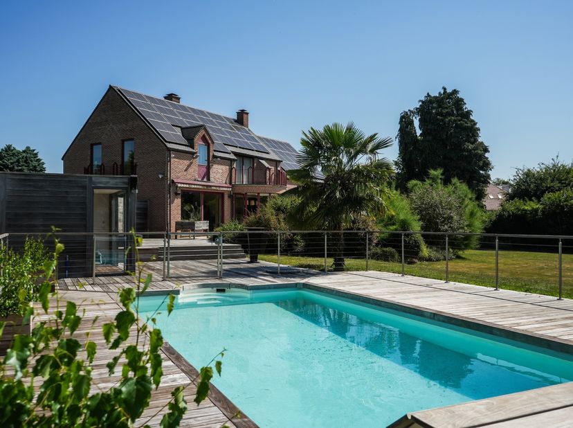 Laissez-vous séduire par cette villa érigée sur une parcelle de plus de 5000m² aux portes de la ville, avec piscine, jacuzzi, terrain de tennis et ann