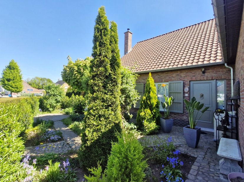Uitstekend onderhouden open bebouwing op een perceel van 7a90ca, zuidelijk georiënteerd, rustig gelegen in het groene en residentiële Keerbergen. Deze
