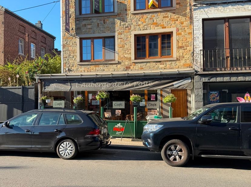 MCA Immobilier vous propose à la vente cet immeuble de rapport avec commerce, salle polyvalente et deux appartements en plein coeur de Barvaux. Le bie