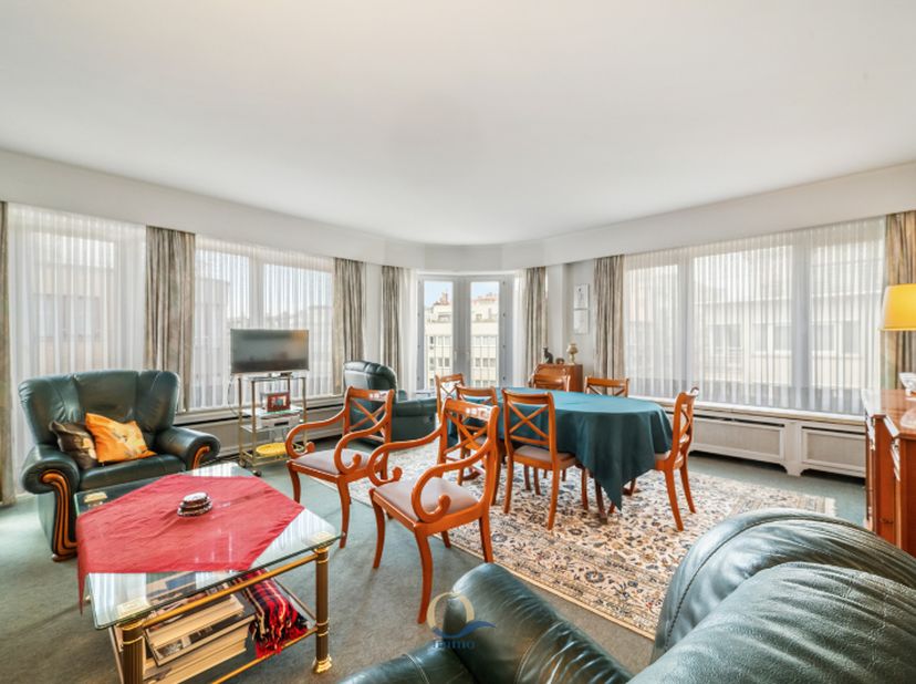Op de 7de verdieping bevindt zich dit ruime 2-slaapkamerappartement van maar liefst 103 m². Dankzij de grote raampartijen geniet u hier van een aangen