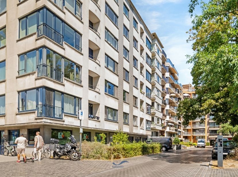Dit lichtrijke 1-slaapkamerappartement (61m2) is gelegen op de&amp;nbsp;eerste verdieping van Res. El Chico aan het Prinses Stefanieplein, op een gunstige