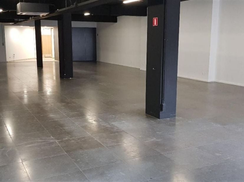 Handelsgelijkvloers van 265 m² op centrale locatie<br />
Ligging<br />
Dit handelsgelijkvloers is gelegen aan Mudakkers 7, in het centrum van Lommel.