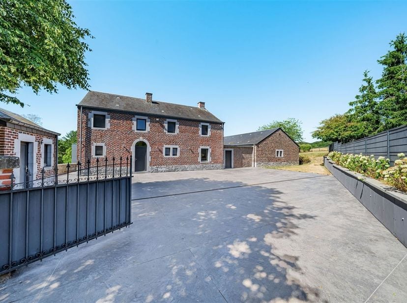 Op zoek naar een exclusieve eigendom op een steenworp van Durbuy? MCA Immobilier biedt u deze prachtige villa te koop aan, gelegen in Septon, op de ge
