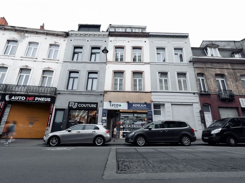 Sint-Jans-Molenbeek, ideaal gelegen aan de Chaussée de Gand, vlakbij winkels, openbaar vervoer en alle voorzieningen: ontdek dit opbrengstpand van 3 v