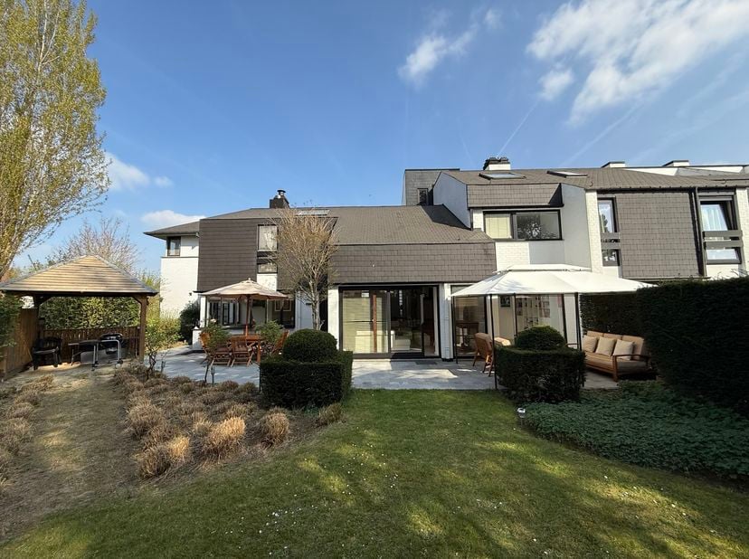 Zeldzame kans – 4-slaapkamer architectenhuis met tuin en garages in Kraainem<br />
Gelegen in een residentiële wijk van Kraainem, is dit architectenhu
